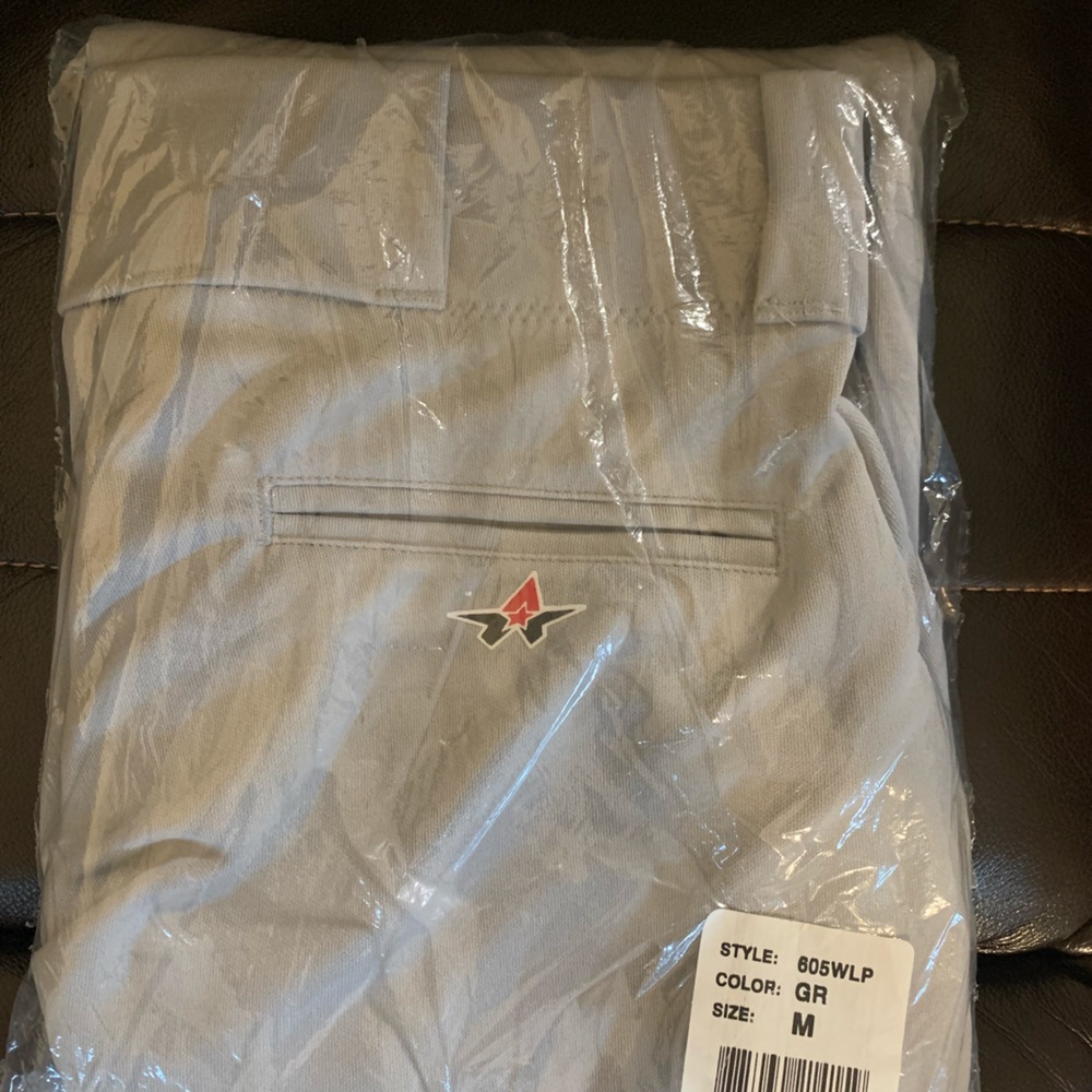 NEW in package Men’s Size:M 
Starter Baseball Pants with belt loops.Light gray